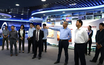 開(kāi)發(fā)區(qū)管委會(huì)高主任一行到北京泰豪參觀考察
